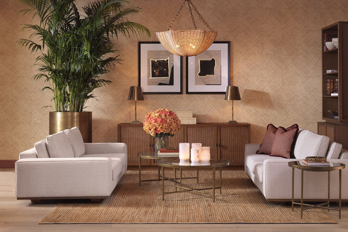 Elegantes Wohnzimmer mit beigen Sofas und Goldakzenten