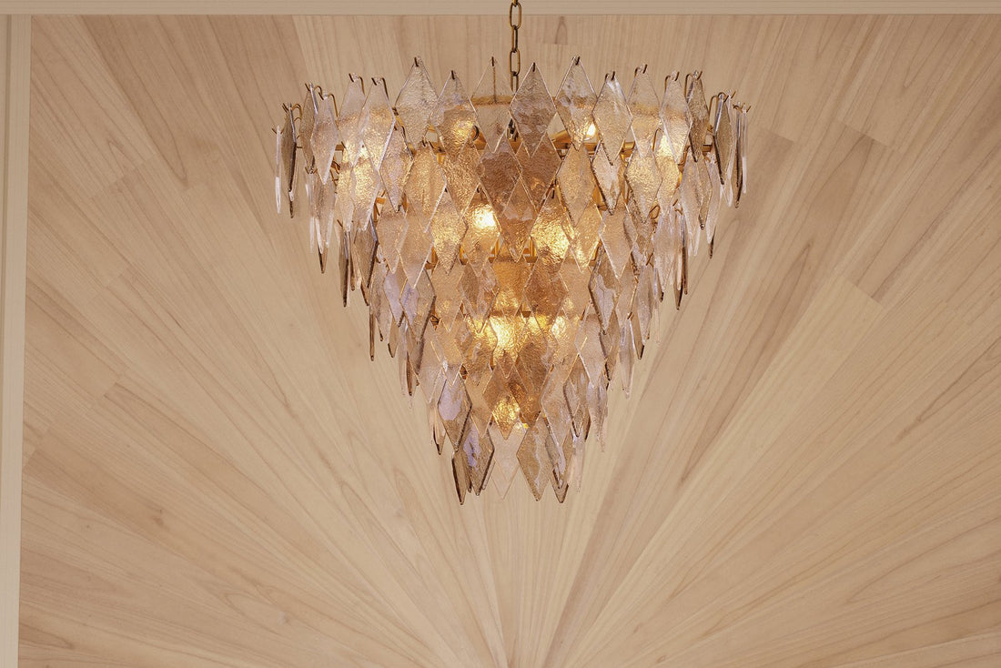 Eleganter Kronleuchter vor Holzvertäfelung