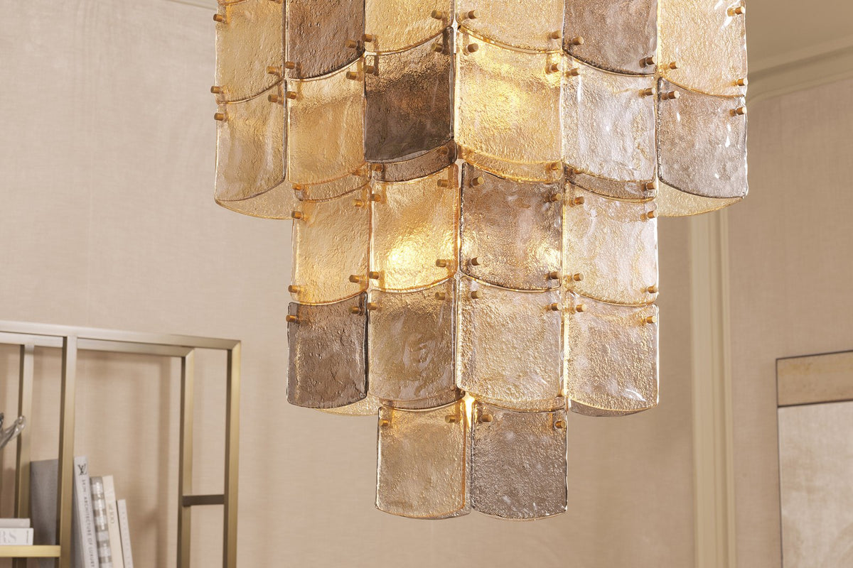 Eleganter Kronleuchter mit strukturiertem Glas im Wohnzimmer