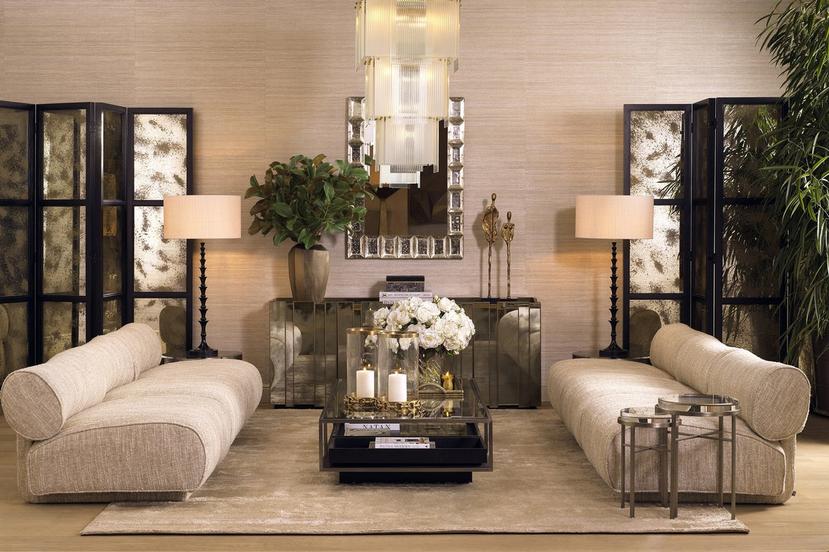 Elegantes Wohnzimmer mit beigen Sofas und Kronleuchter