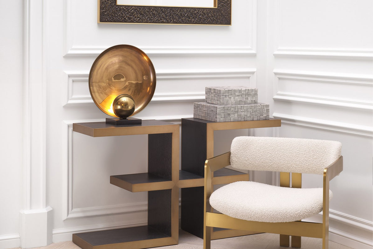 Eleganter Flur mit Konsole, Spiegel und Sessel
